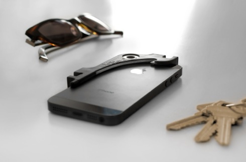 イヤホン巻き取りから栓抜きまで！ ８つの機能が詰まったiPhoneアクセサリー【XiStera】