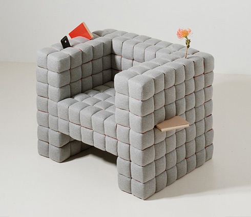 挟（はさ）まるソファ【Lost in sofa】