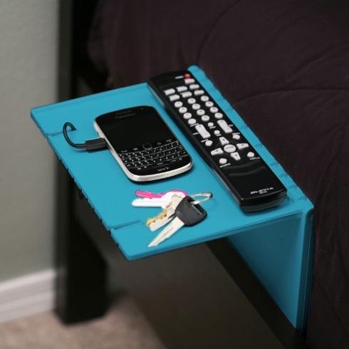 ベッドサイドに「スマホ置き場」が作れる棚【Urban Shelf】