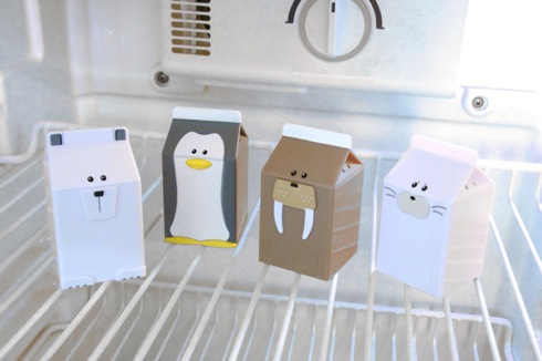 「早く閉めてくれよ〜」冷蔵庫が開けっ放しだと「注意」してくれる動物たち【Fridgeezoo】