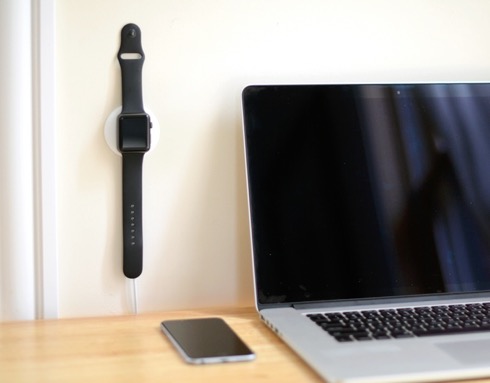 Apple Watchを壁に。貼り付ける充電スタンド【Cling】
