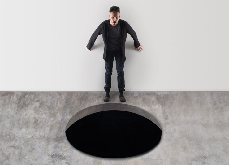 お部屋が「Hole.io」の世界に。床に穴が・・・な円形ラグマット【Round Void Rug】