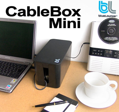 あの人気ケーブルボックスにデスク上にも置ける「コンパクト版」が登場！？【Bluelounge ケーブルボックス mini】