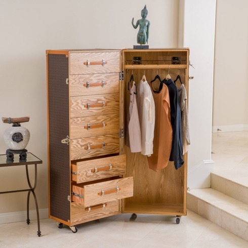 トランクを開けたら・・・中からクローゼットが！【Rolando Rolling wardrobe】