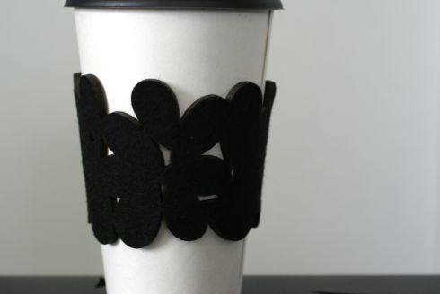 オシャレなデザインの「コーヒーカップ・ブレスレット」！【Cozy Cuff】