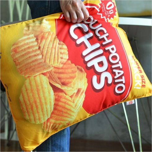 リアルすぎるポテチのクッション【Giant Potato Chip Bag Pillow】