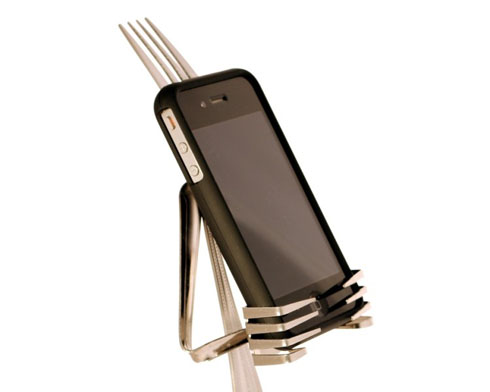 フォークで作ったおちゃめなiPhoneスタンド【iFork】