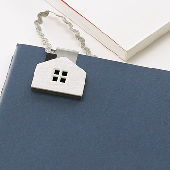 煙突から立ち上る煙。お家がモチーフの栞（しおり）【smoke bookmark】