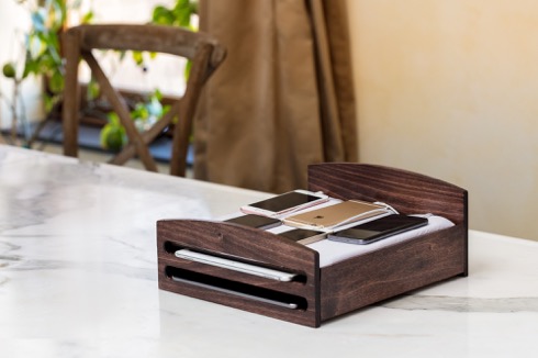 ベッドみたいなスマホ充電ステーション【The Phone Bed】