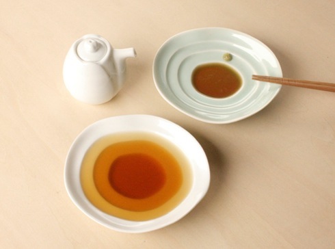 塩分の取り過ぎもコレで解決！受け皿で醤油の量が計れる睡蓮の醤油差し【Haas しょう油さし】