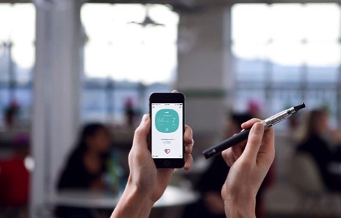 スマホアプリが禁煙をサポート。Bluetooth接続する電子タバコ【Smokio】