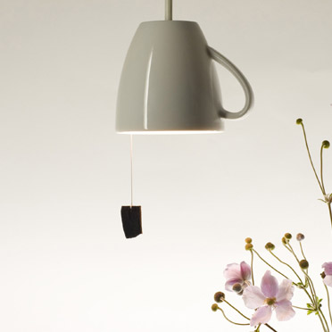 ティーカップがシャンデリアに変身？！ユニークなデザイン照明【Pendant TEELICHT】