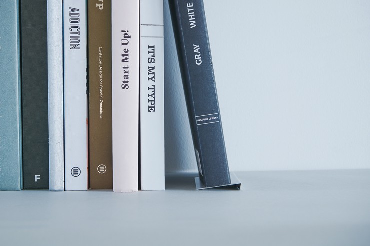 さりげなすぎるブックエンド。【9° BOOK STOPPER】