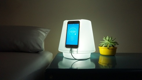 iPhoneをセット！ ジェスチャー操作できる照明【UpLamp】