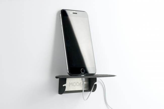 磁石でピタッと。スマホや小物が置けるどこでもスタンド【PLANK2.0】