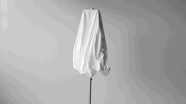 太陽の力で自動的に開く雲形パラソル【Cumulus Parasol】