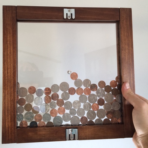 貯めたお金を毎日鑑賞？ 中身が一目瞭然な貯金箱【Vertical Coin Bank】