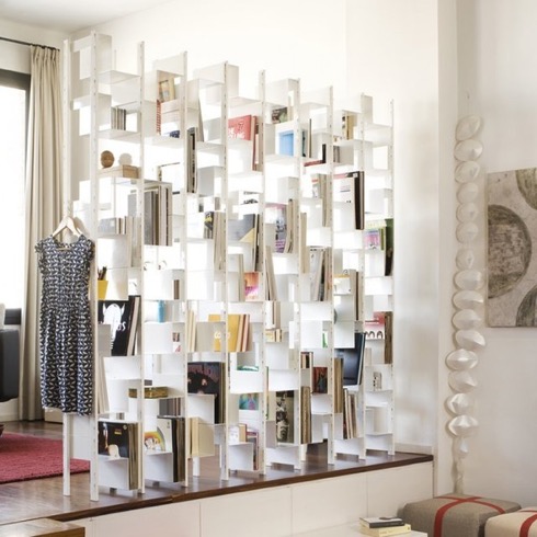 まるで本が浮いているように見えるカスタム収納【Joint Venture】