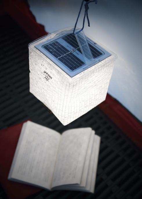 アウトドアでも使える「持ち運べるあかり」【SolarPuff】