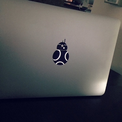 Macのリンゴが「BB-8」に変身するステッカー【Star Wars inspired BB-8 Macbook Decal】
