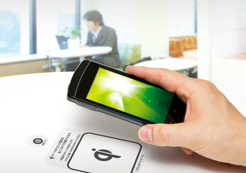 スマホを上に置くだけで充電できる「Qi」対応のテーブル【Air Feed】