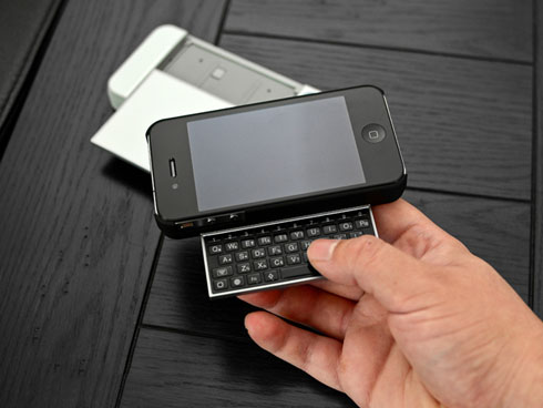まるでiPhoneから飛び出したような小型のキーボードが付いたケース【Kiano 4 iPhone Keyboard】
