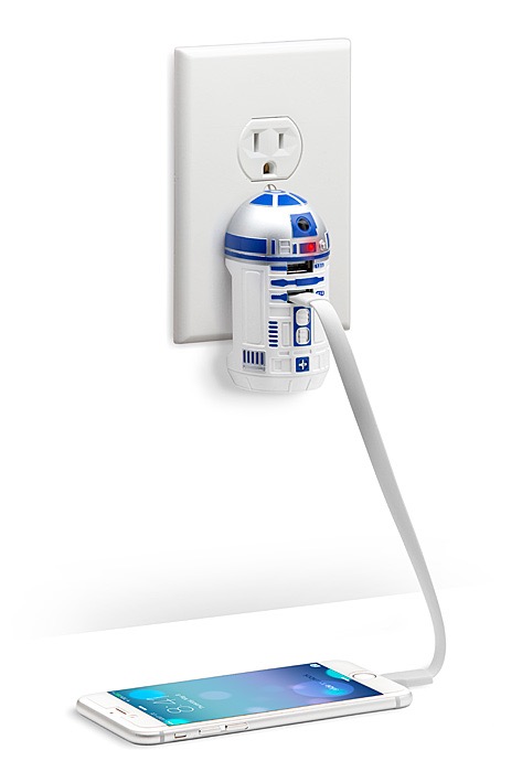 壁にめり込むR2-D2。USB充電アダプタ【Star Wars R2-D2 USB Wall Charger】