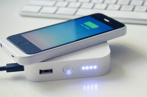 置くだけでスマホを充電！ ケーブルいらずのモバイルバッテリー【ARK】