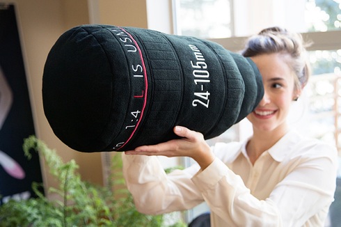 巨大なカメラレンズ型クッション【Lens Pillows】