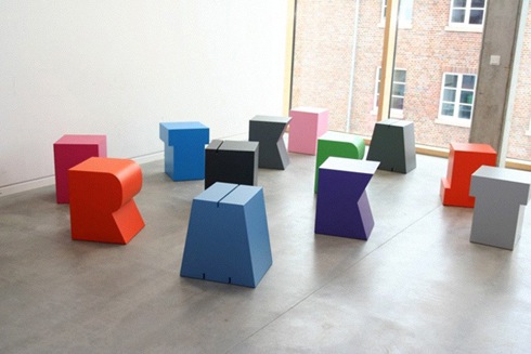 AからZまで揃ったアルファベット型スツール【A bis Z】