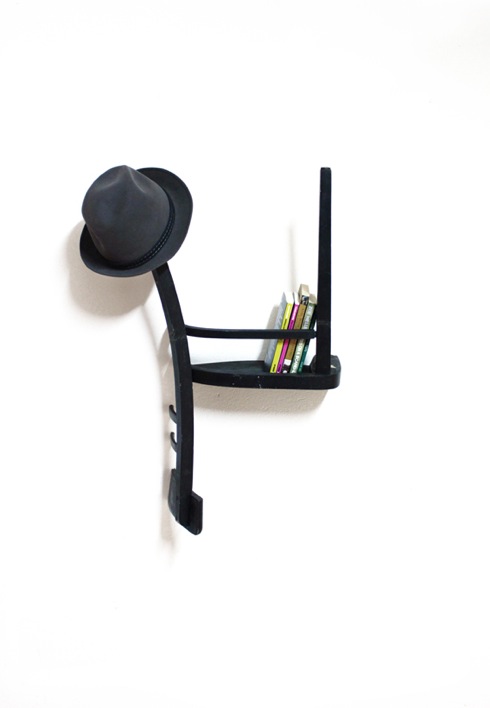 椅子が壁にめり込んでる！？ いいえ、これは棚です【1/2 = 1】