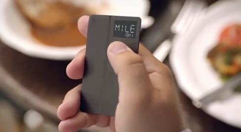 スマホでスキャン！複数のクレジットカードを1枚にまとめる驚きのカード【Coin】