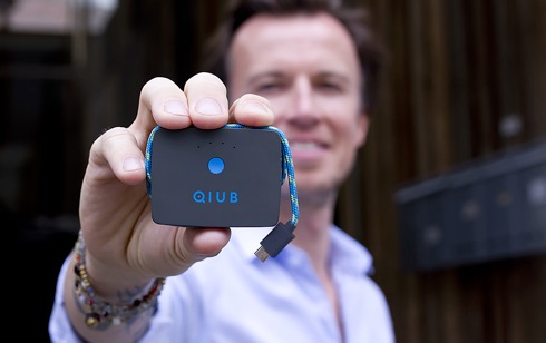 データも保存できちゃうモバイルバッテリー【QIUB】