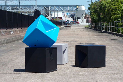 モダンアート風にスタッキングできるスツール【Totem】