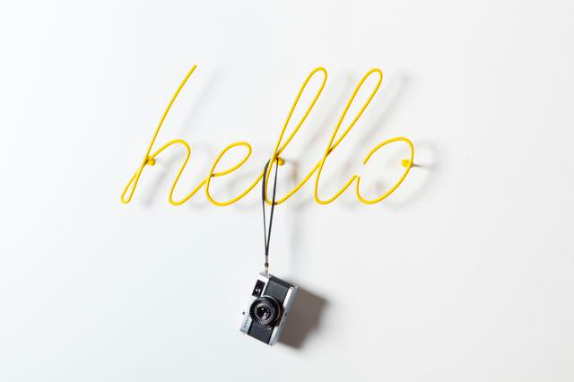 「ハロー！」と挨拶してくれるハンガーラック【Hello Coat Rack】