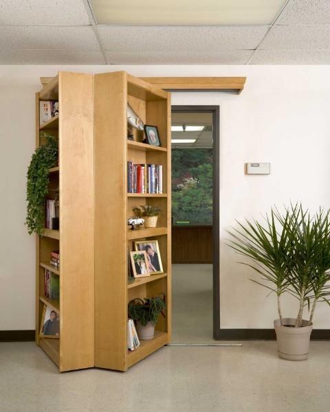 まるでカラクリ屋敷。本棚の裏に隠された出入り口【Hidden Bookcase】