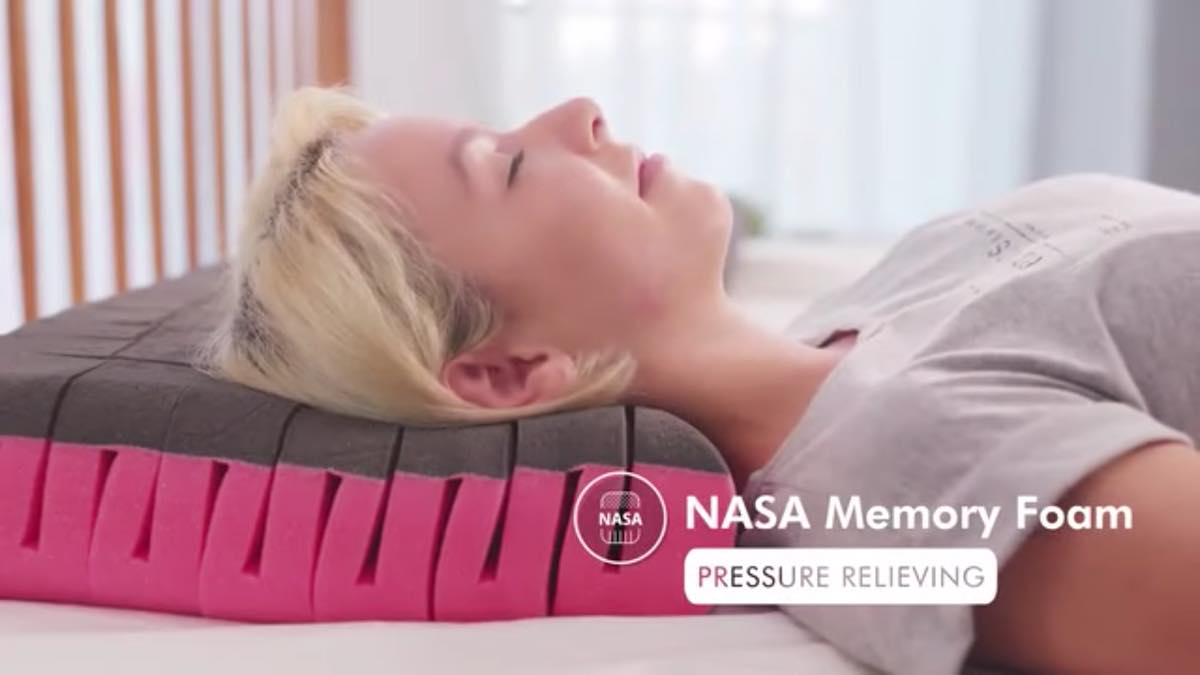 まるで無重力。どんな姿勢でも寝心地が変わらないただひとつの枕【The Cubes】