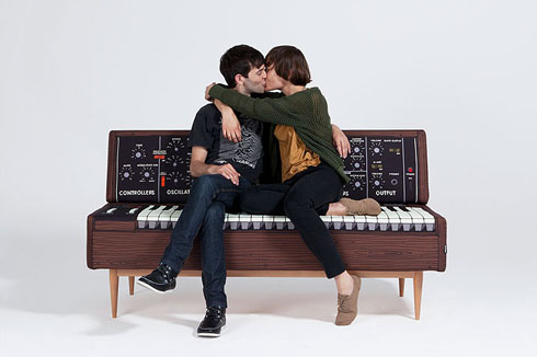 部屋の中がたちまち音楽スタジオに早変わりするソファ【Woouf】