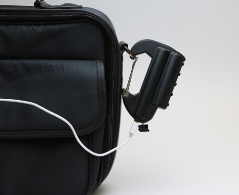 カバンやベルトに簡単装着！カラビナ式モバイルバッテリー【世界登山】