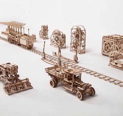 動く、使える。組み立て式の木製パズル【UGears】