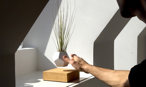 たっぷりのお日様を全身に浴びて。宙に浮きながらゆっくりと回転するプランター【LYFE】