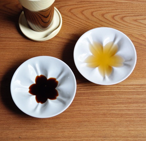 テーブルでお花見を。桜模様が浮かび上がる小皿【hiracle】