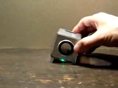 iPodを超えた？！モーションセンサーによって操作する音楽プレーヤー【ELM キューブ型MP3プレーヤ】