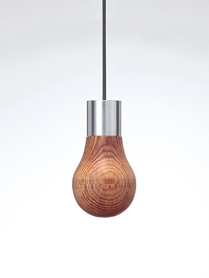 まるで木製電球。もちろんしっかり光ります。【WOODEN LIGHT BULB】