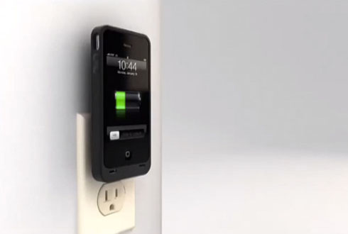 そのままコンセントに挿して充電ができる！プラグ付きiPhoneケース【JuiceTank】