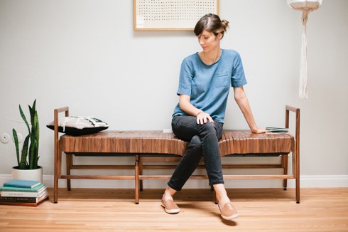 木なのにやわらかい。ぐにゃぐにゃなベンチチェア【Block Benched Armed】