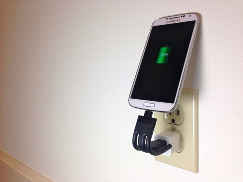 もうコードが絡まらない。スマホスタンドにもなるスティック型充電ケーブル【Torso】