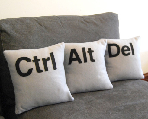 疲れた時はクッションで「再起動」してみてはいかが？【Ctrl &#8211; Alt &#8211; Del Three Pillow Set】