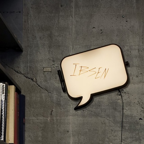 ホワイトボードになるLED照明【Snakkes Wall light】