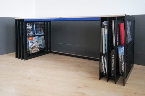 マガジンラックが付いたメタルフレームのデスク【BOOKDESK】